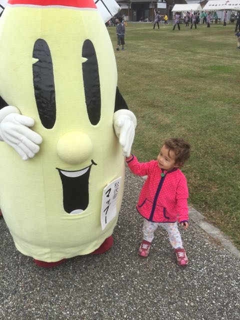 Yurika mit Mappu; dem Stadtmaskottchen